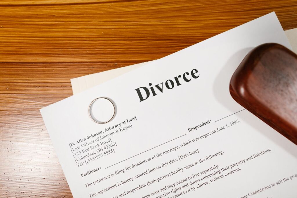 No Money: How Can I File for Divorce in Turkey? Legal Aid Explained 1 Boşanma davası belgesi ve alyans