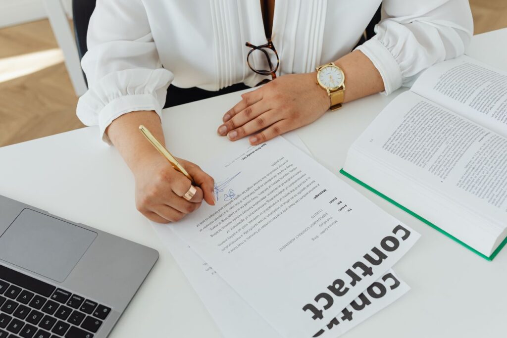 Constitutional Court Approach to Employee Compensation Claims in Turkey 15 İş ve ticaret hukuku sözleşme imzalama
